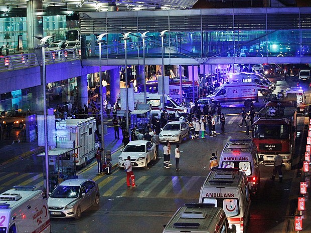 Médicos trabalham no atendimento às vítimas do atentando no aeroporto de Ataturk em Istambul. Foto:Emrah Gurel/AP